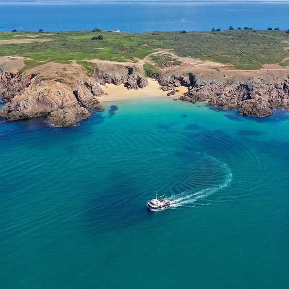 Sentier côtier de l'Ile de Houat dans la Baie de Quiberon en Bretagne sud 