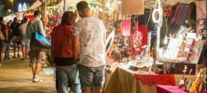 Marché nocturne d'artisanat local